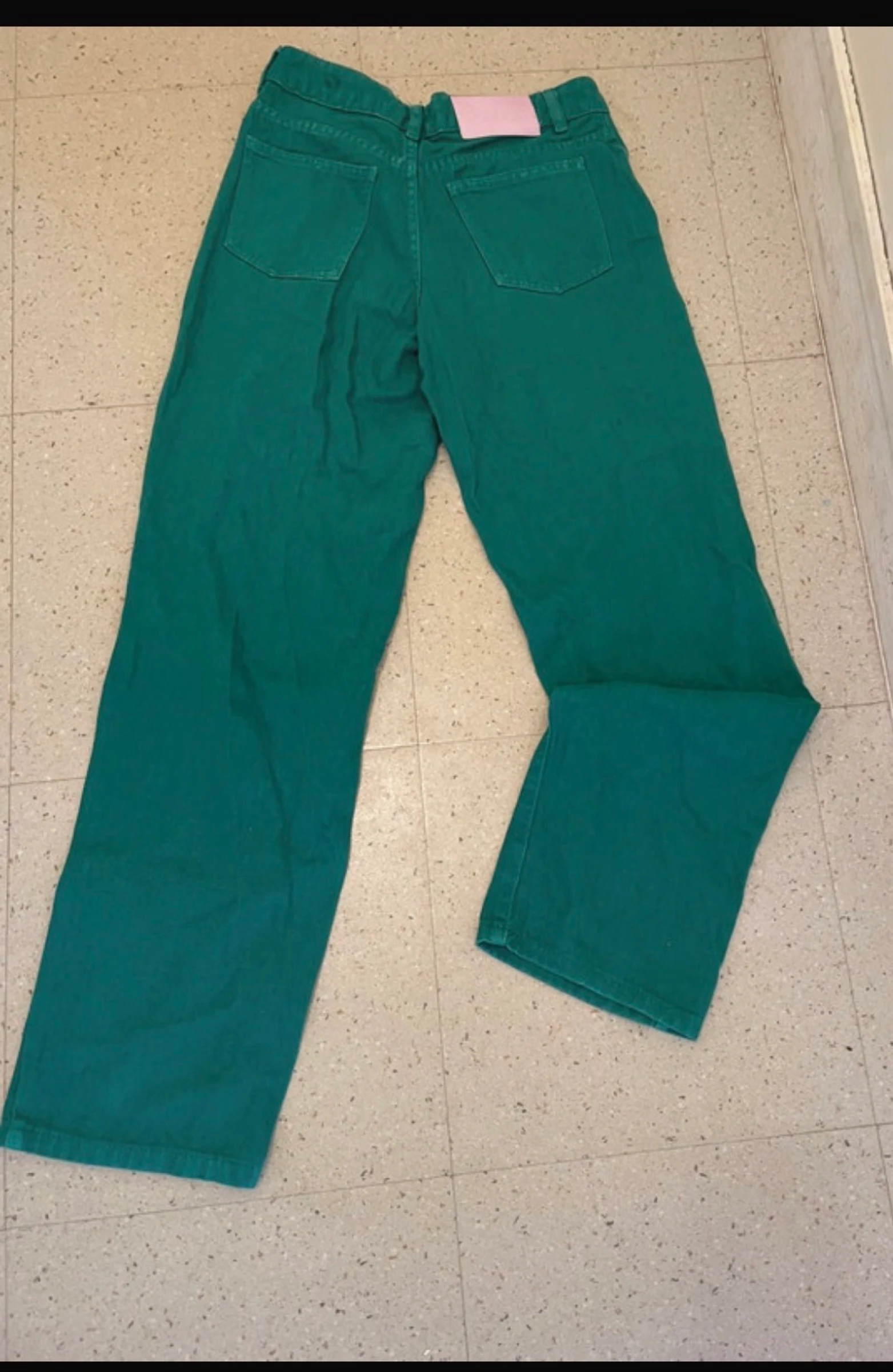 Calça verde com estampa de borboletas - Coleção Danaé Jennifer – photo 2